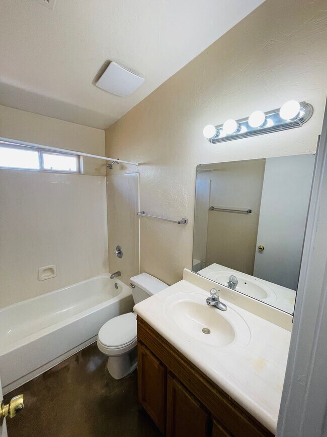 Building Photo - Single Family Home Style Unit w/ A/C, High...