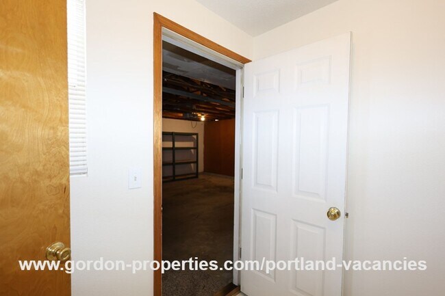 Building Photo - SE Schiller St - ranch style 3 bedroom home