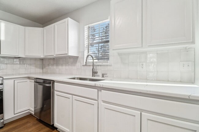 Building Photo - NEWLY REMOLDED HOME IN CHAPIN'S EAGLE POINT