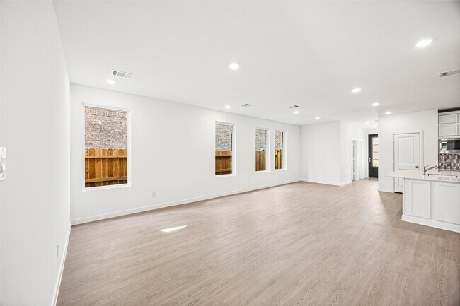 Building Photo - 5822 Majestic Sky Dr