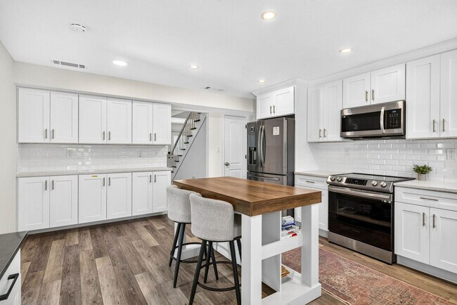 Building Photo - 12833 Poinsettia Ave