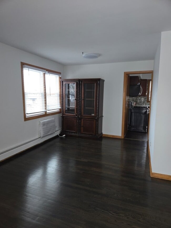 Building Photo - 6146 N Melvina Ave