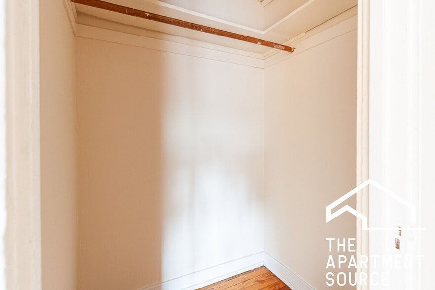 Building Photo - 955 W Cornelia Ave