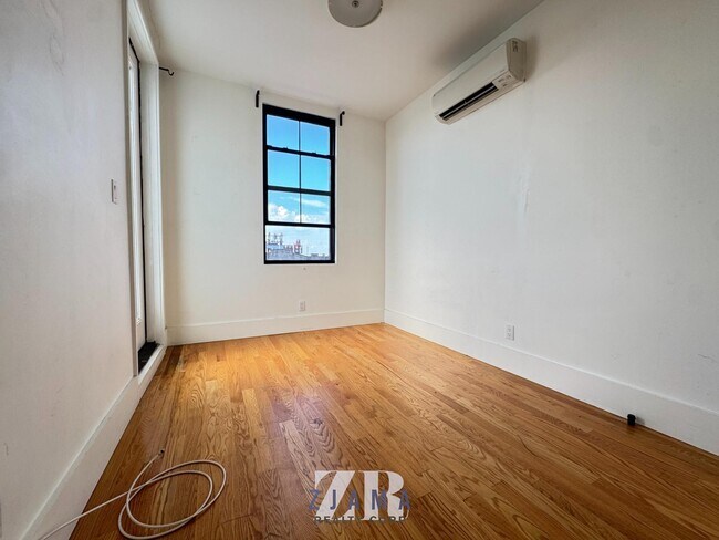 Building Photo - 1520 St Johns Pl