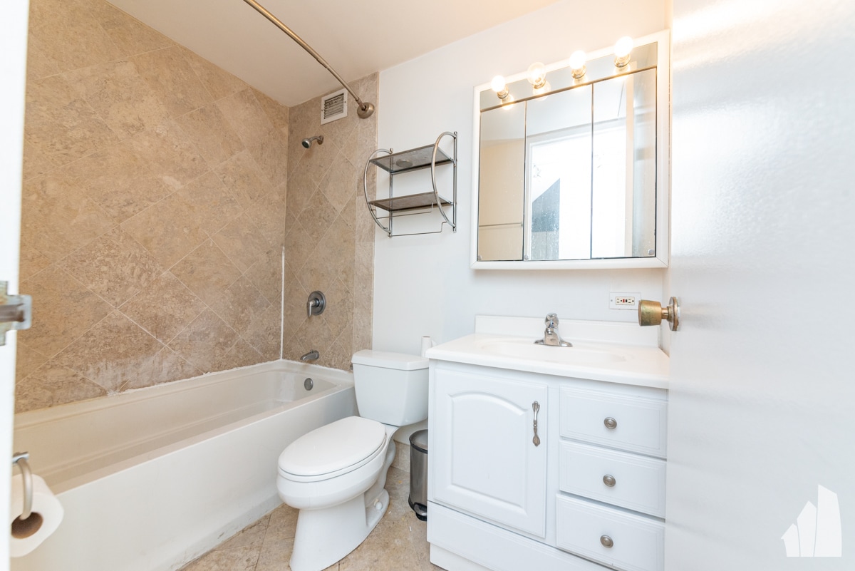 Building Photo - 444 W Fullerton Pky