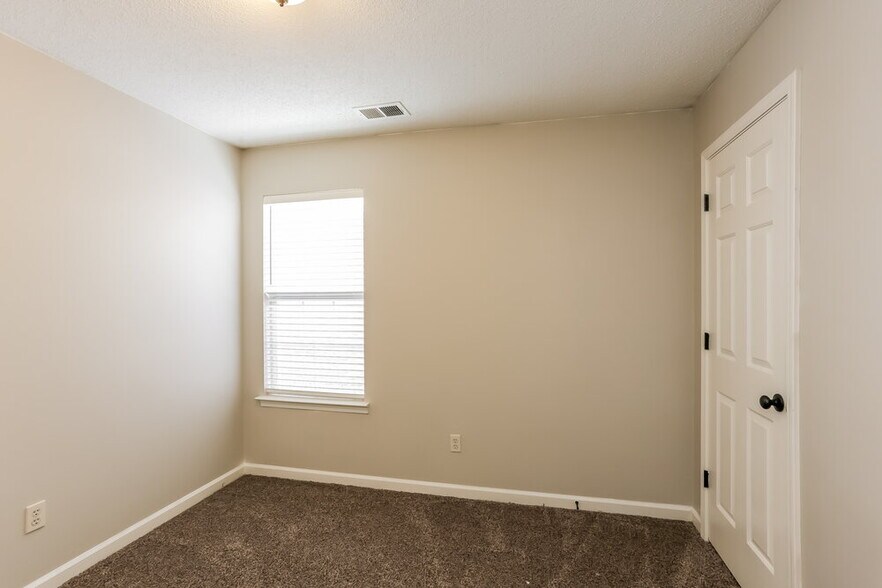 Building Photo - 8238 Regal Bend Dr