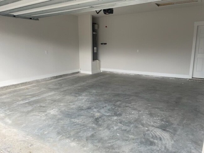 Building Photo - 4 Bedroom/2 Bathroom Minutes from Local Beach!