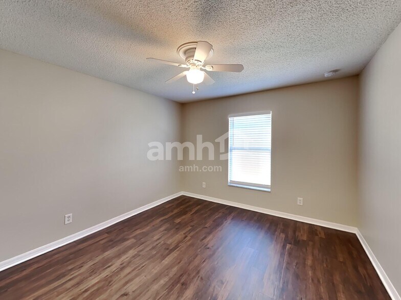 Building Photo - 1913 Southern Oak Loop