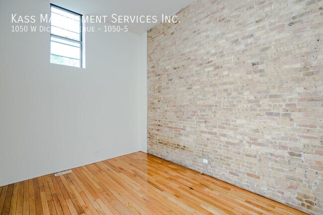 Building Photo - 1050 W Dickens Ave