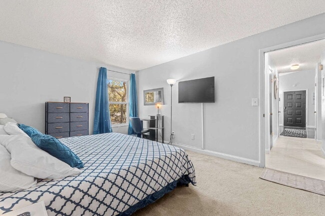 Building Photo - Chic & Cozy 2-Bed, 2-Bath Condo Retreat in Heart of Tampa