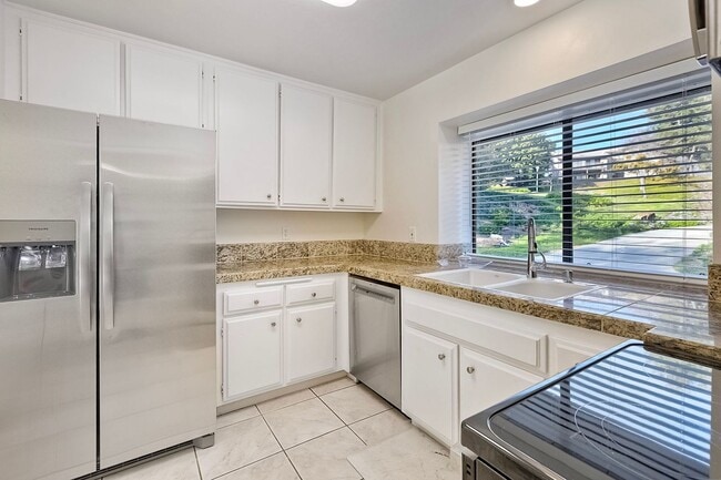 Building Photo - 2Bed/2Bath in Pala Mesa Village~ Cyprus Island