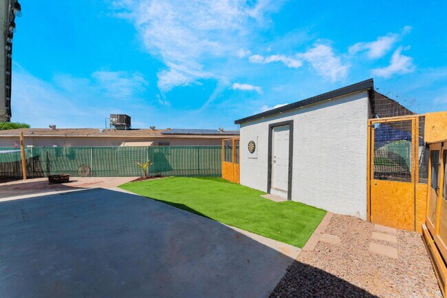 Building Photo - 2 Bedroom 1 bath Single Story Home on Large Lot with Solar and Water Purification