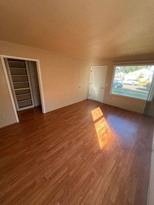 Building Photo - Medford 2 Bedroom, 1 bath Duplex with Fenced Yard