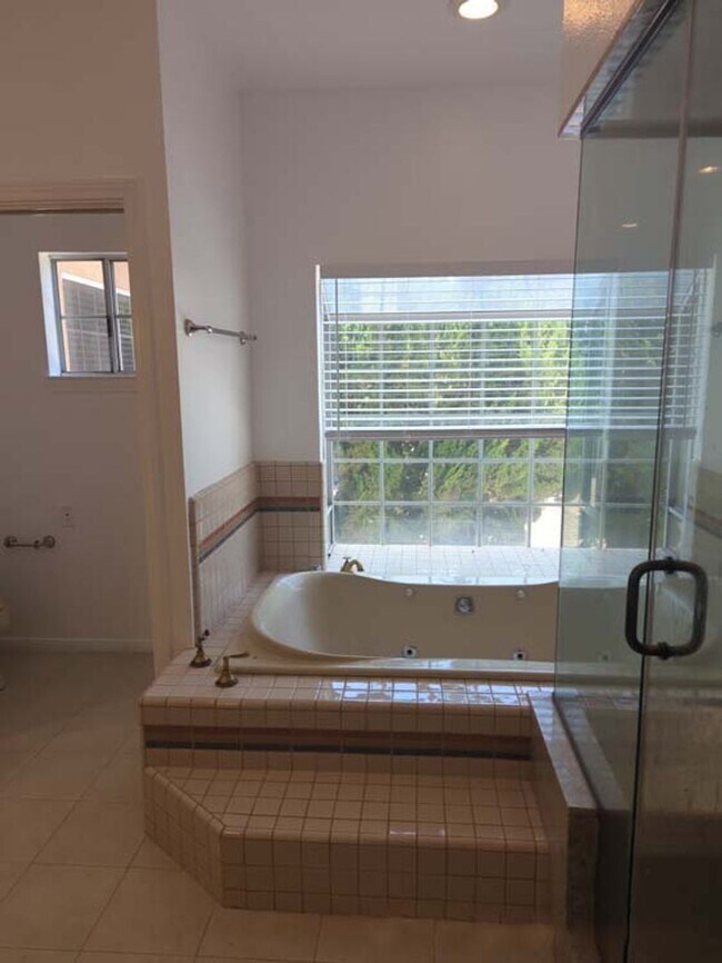 Building Photo - Beautiful and Spacious 4 Bed, 3 Bath Home ...