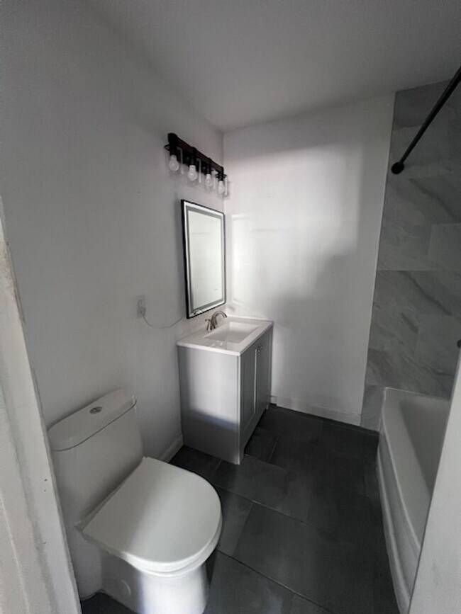 Building Photo - Spacious 3 Bed / 2 Bath Apartment in Colton – Upgraded & Move-In Ready
