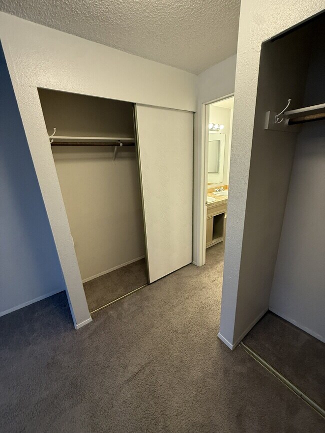 Building Photo - "Spacious 2-Bedroom with 1.5 Baths in the Heart of Kent – 1072 Sq Ft of Comfort!"