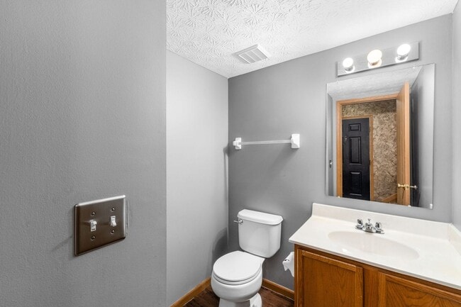 Building Photo - Spacious South Side Home with Garage!