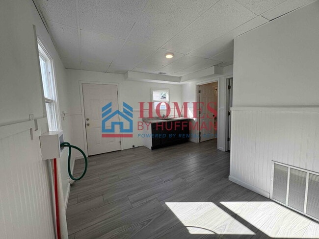 Building Photo - Three Bedroom House | Move in Special