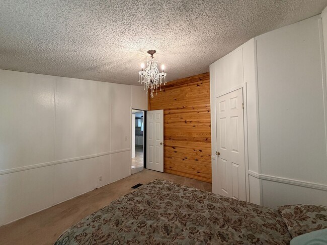 Building Photo - 7810 W Lakeshore Dr