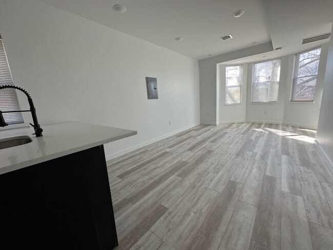 Building Photo - Modern & spacious 2Bedroom 1Bath Apartment
