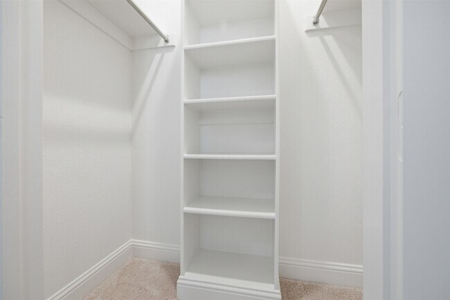 Building Photo - 208 Sequoia Dr
