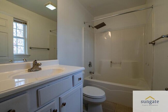 Building Photo - 123 Center St