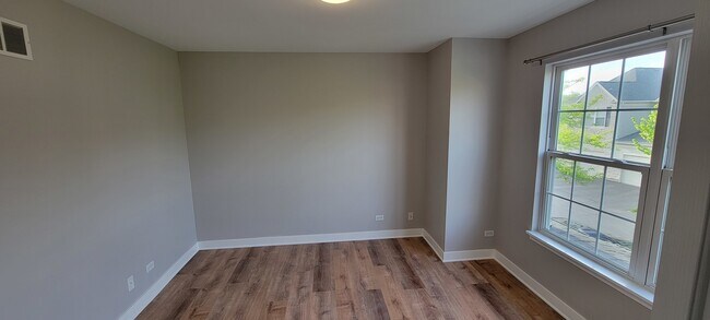 Building Photo - 321 Robin Glen Ln