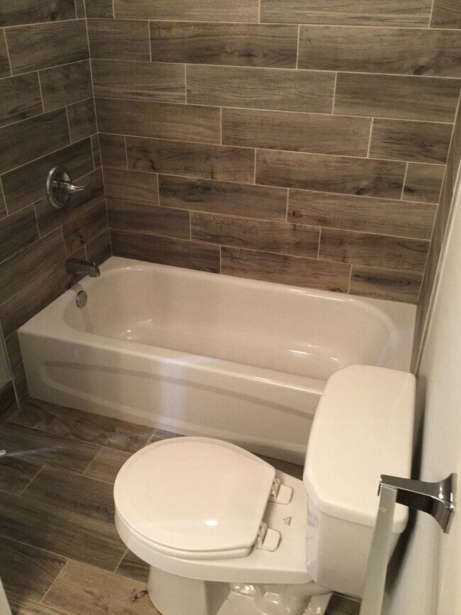 Building Photo - Spacious 2 Bed & 2 Bath Now Available in E...