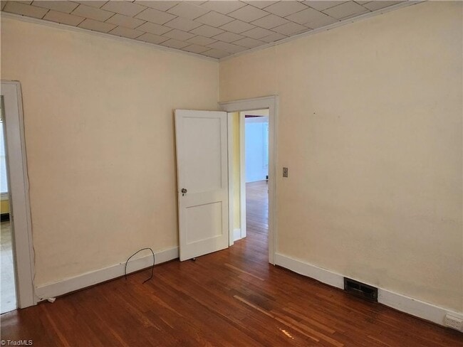 Building Photo - 221 W Oakdale St
