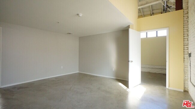 Building Photo - 922 W 23rd St