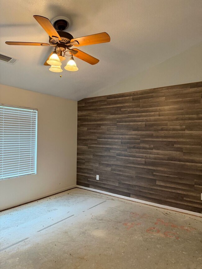 Building Photo - For Rent: 3 bedroom 2 bath