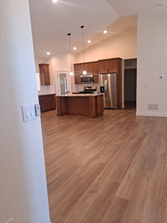 Building Photo - ALL PROSPECTIVE TENANTS MUST SUBMIT A $58 ...