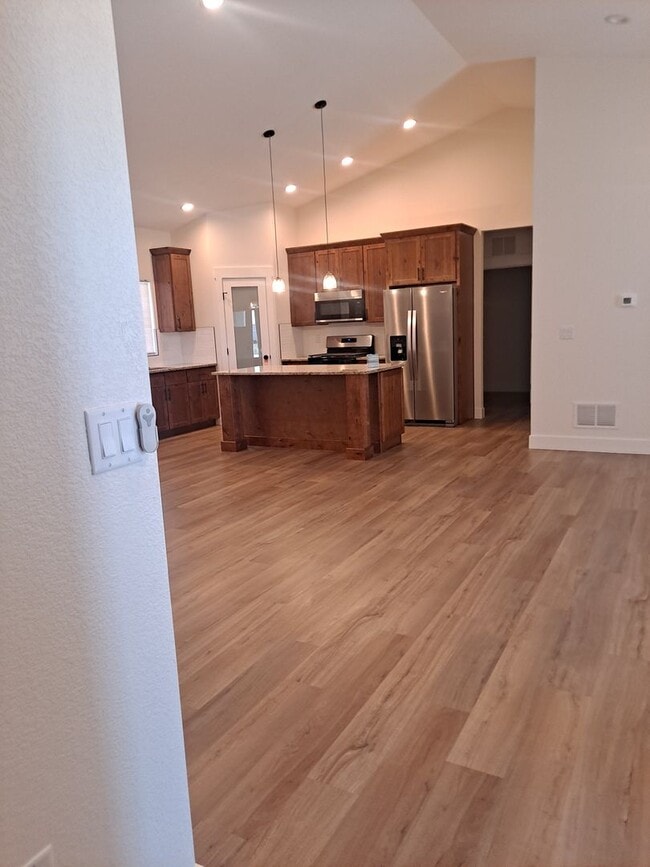 Building Photo - ALL PROSPECTIVE TENANTS MUST SUBMIT A $58 NON-REFUNDABLE APPLICATION FEE PER APPLICANT ONLINE AND...