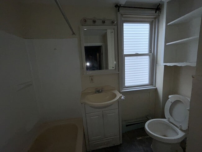 Building Photo - 2 bed freshly updated