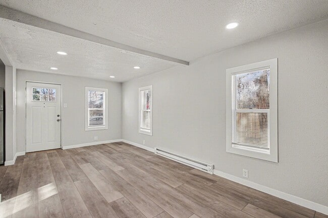 Building Photo - 2 Bedroom Single Family Home*Remodeled* Utilities included in rent!