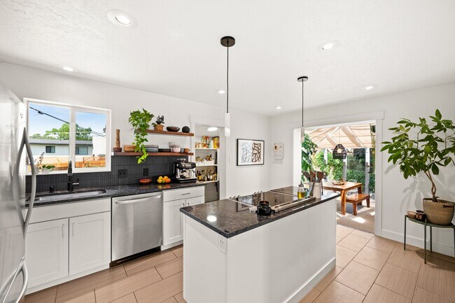 Building Photo - Beautifully Updated Holladay Home!