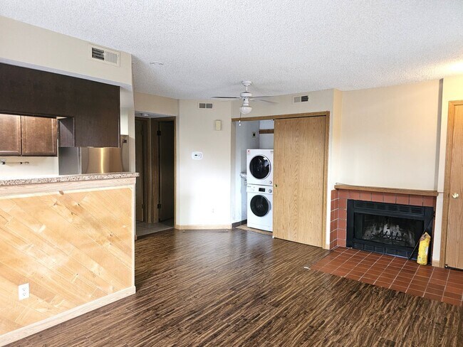 Building Photo - Beautiful 1 Bedroom Condo Near the Mountains