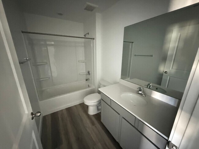 Building Photo - Includes internet - Pool/Pickle Ball +++