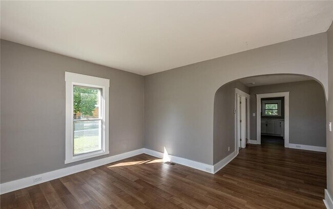 Building Photo - 353 S Maple St