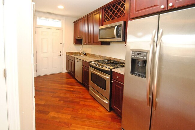 Building Photo - 867 N Mozart St