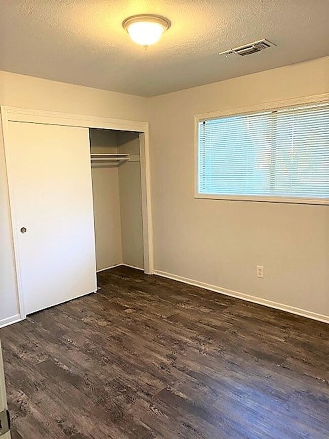 Building Photo - Nice Home in Enterprise Area!!