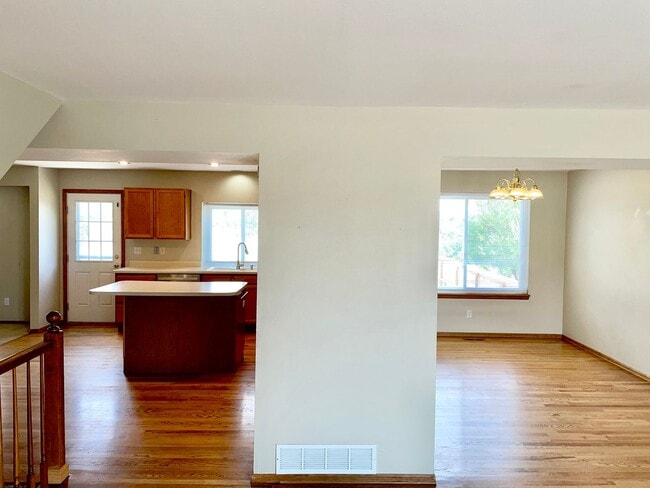 Building Photo - Fantastic 4 Bedroom Nestled in the heart of Old Farm!