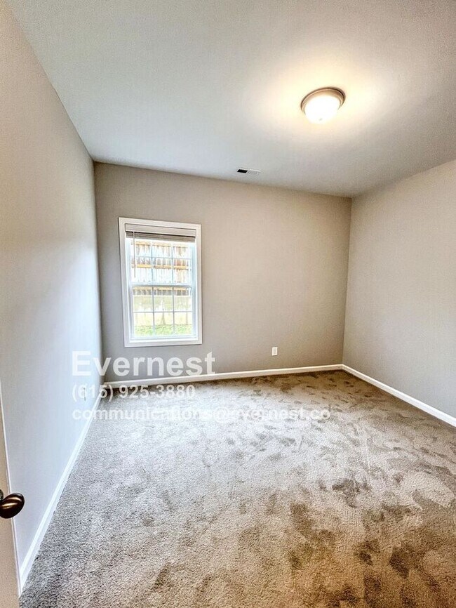 Building Photo - 4-Bedroom, 2-Bathroom Home in a Convenient...