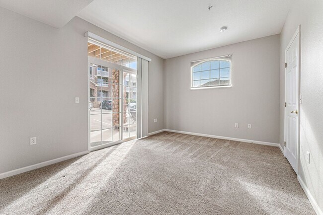 Building Photo - Ground Floor! No Stairs! 2Bed / 2 Bath Condo in Englewood!