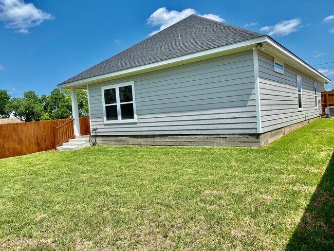 Building Photo - 1512 Dansby St