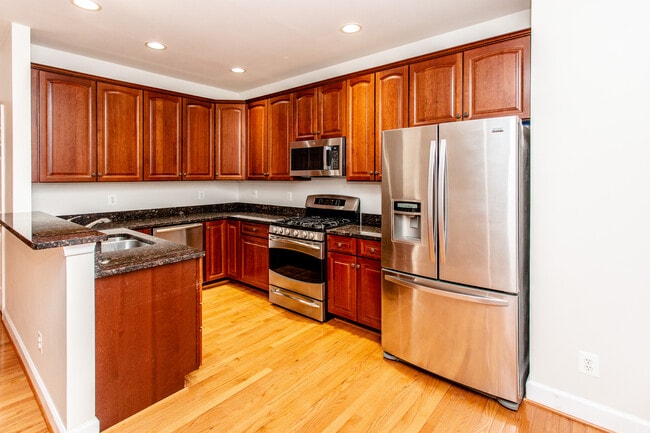 Building Photo - 2443 Huntington Park Dr