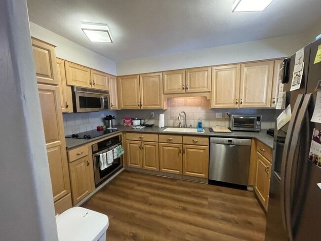 Building Photo - Location is as Good as it Gets!