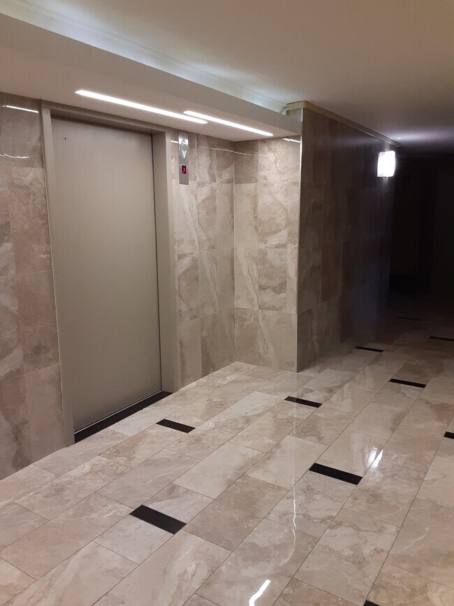 Elevator lobby - 98 Harmon Cove Tower