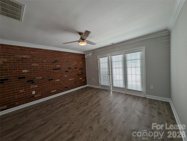 Building Photo - 1215 Green Oaks Ln