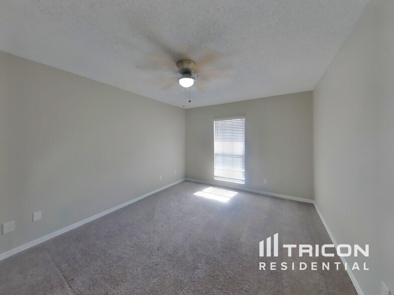Building Photo - 1028 Hardwood Dr